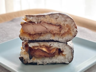 タレたっぷりのチキンが食欲をそそる！【ファミマ】のおむすびを実食