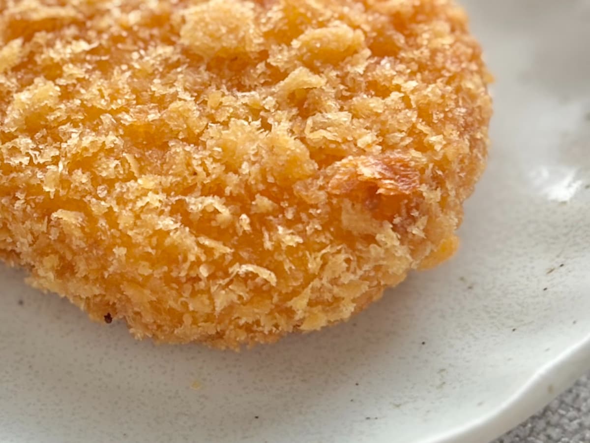 「不思議なほど」あの定番おやつの味!【ローソン】コラボコロッケを実食
