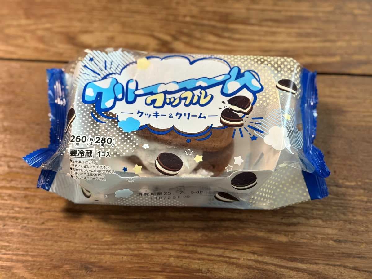 コンビニスイーツクリーーーーームワッフル クッキー&クリーム