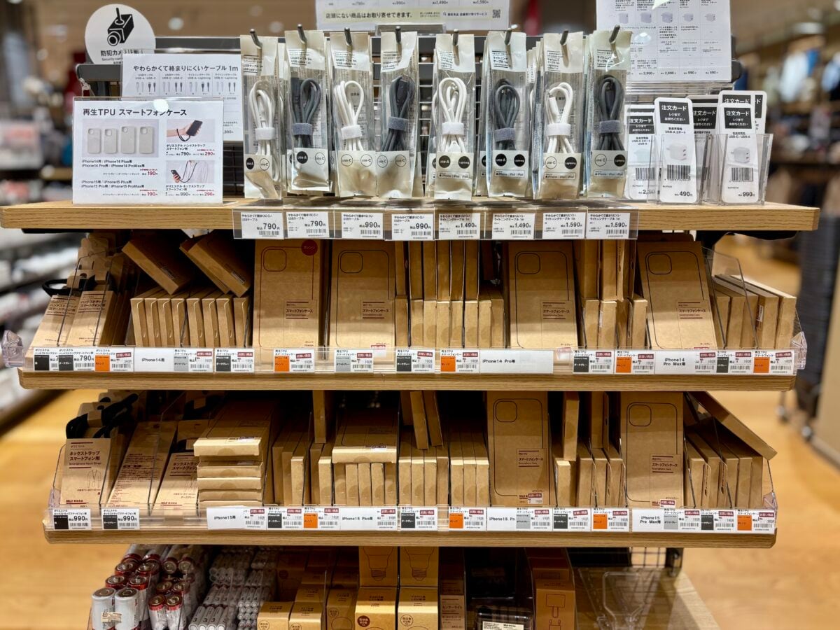 【無印良品】スマホケースがベストバイな理由｜破格の値段と究極のシンプル