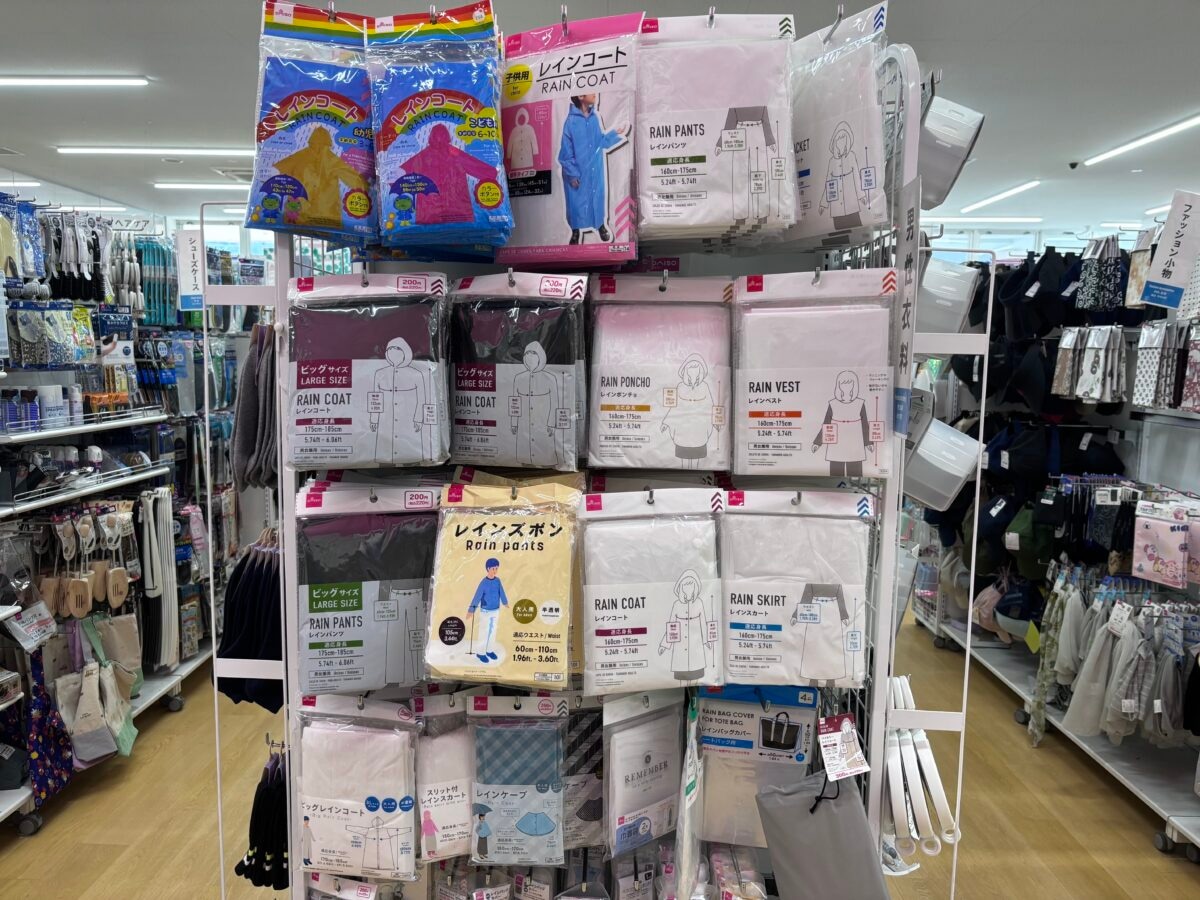 ダイソーのカッパが意外と可愛い!? 上下タイプや売り場も紹介!