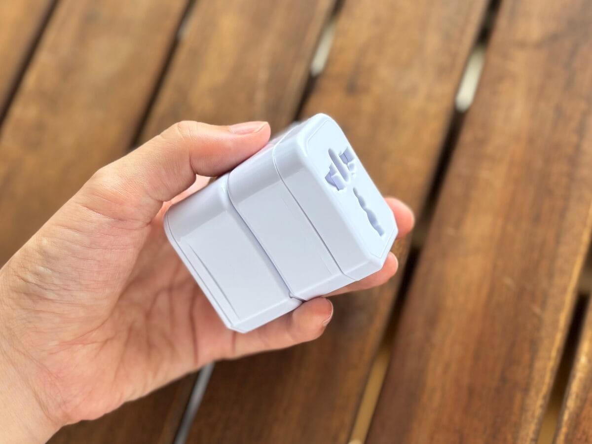 海外旅行の必須アイテム！変換プラグはダイソーで揃えよう｜対応国や使い方も紹介