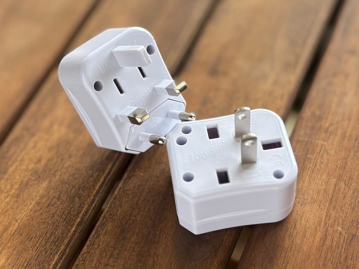 海外旅行の必須アイテム!変換プラグはダイソーで揃えよう|対応国や使い方も紹介