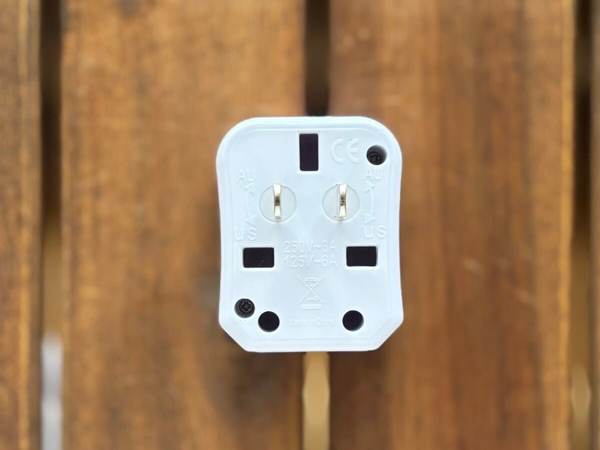 海外旅行の必須アイテム！変換プラグはダイソーで揃えよう｜対応国や使い方も紹介
