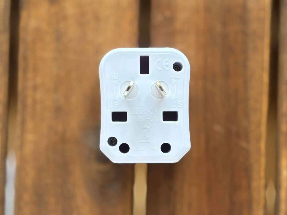 海外旅行の必須アイテム！変換プラグはダイソーで揃えよう｜対応国や使い方も紹介