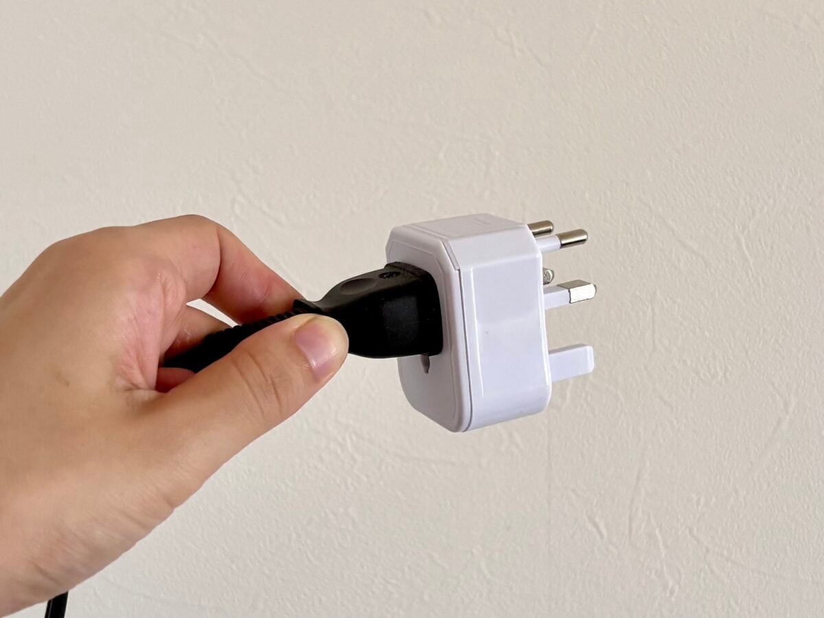 海外旅行の必須アイテム！変換プラグはダイソーで揃えよう｜対応国や使い方も紹介