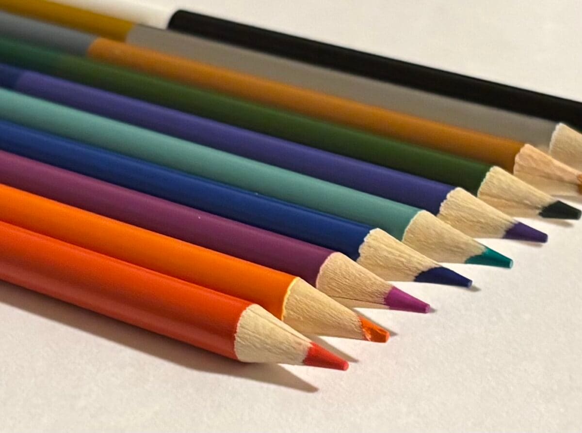 ダイソーの色鉛筆は発色悪い? 描き心地を徹底調査! おすすめ商品も紹介