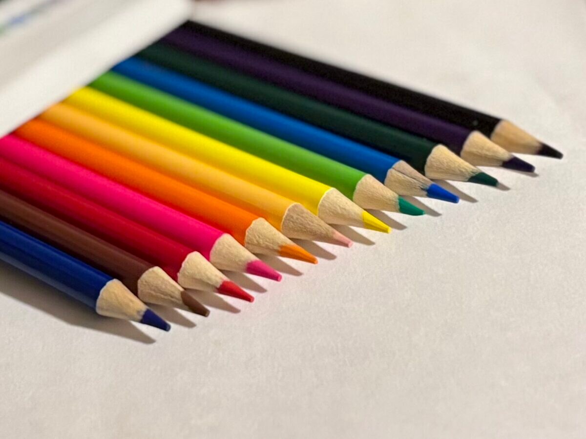 ダイソーの色鉛筆は発色悪い？ 描き心地を徹底調査！ おすすめ商品も紹介