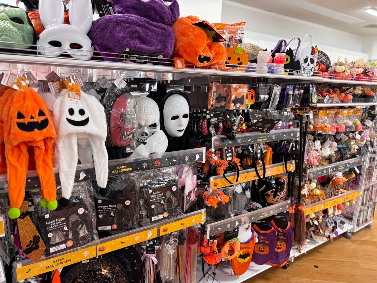 【2025年最新】ダイソーのハロウィングッズ大特集！ 仮装もお菓子もプチプラで可愛く♡
