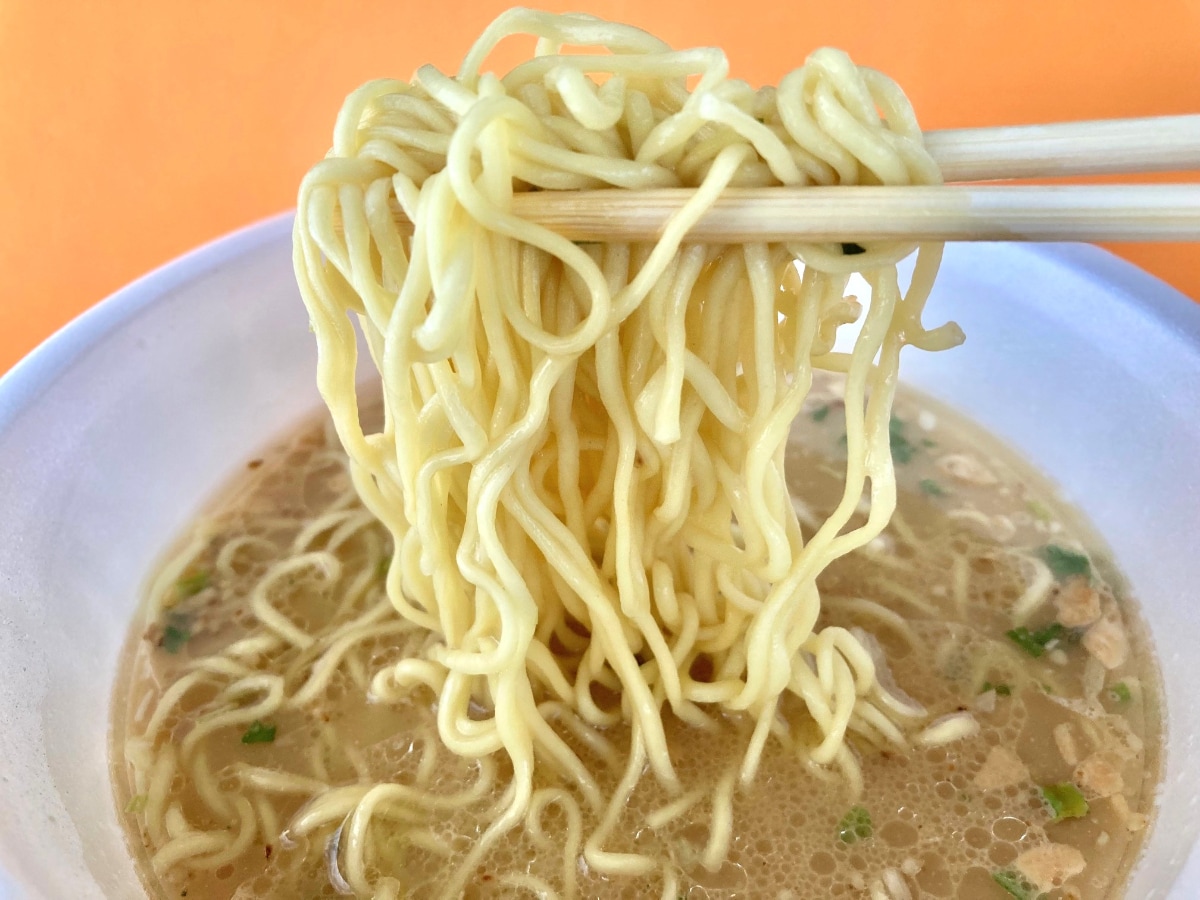 くっさいスープがいい!ガチ豚骨ファン必食!【ファミマ】名店監修の豚骨ラーメン