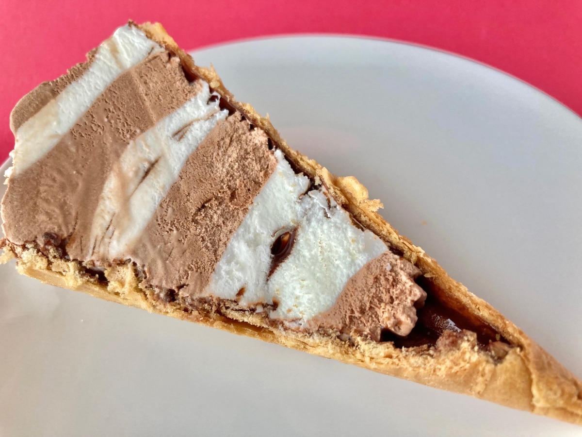 ワッフルコーン部分も最高!!【セブン】絶品すぎる理想的なミックスソフト