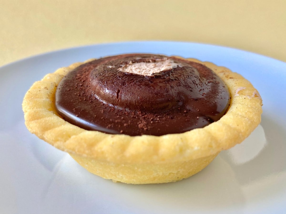 キャラメルソースの存在感が抜群！！【ファミマ】上品な味わいの新作タルト