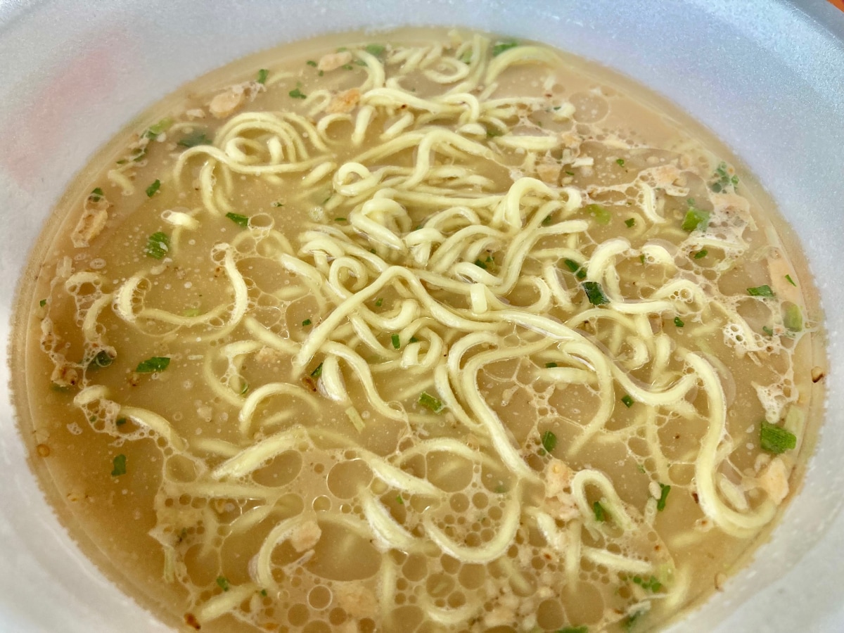 くっさいスープがいい!ガチ豚骨ファン必食!【ファミマ】名店監修の豚骨ラーメン