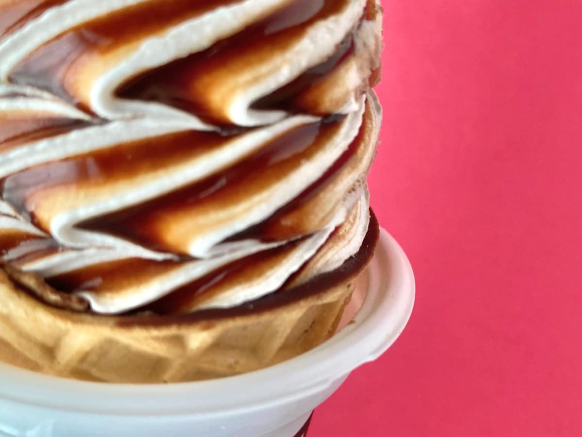 ワッフルコーン部分も最高!!【セブン】絶品すぎる理想的なミックスソフト