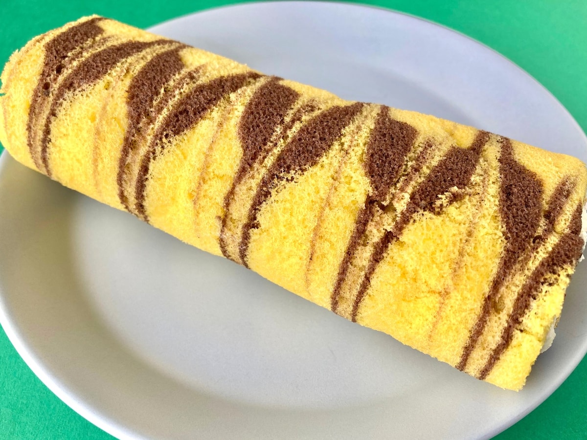 美味しい!!結構売り切れてる?【ファミマ】チャーリー・ブラウン柄のロールケーキ