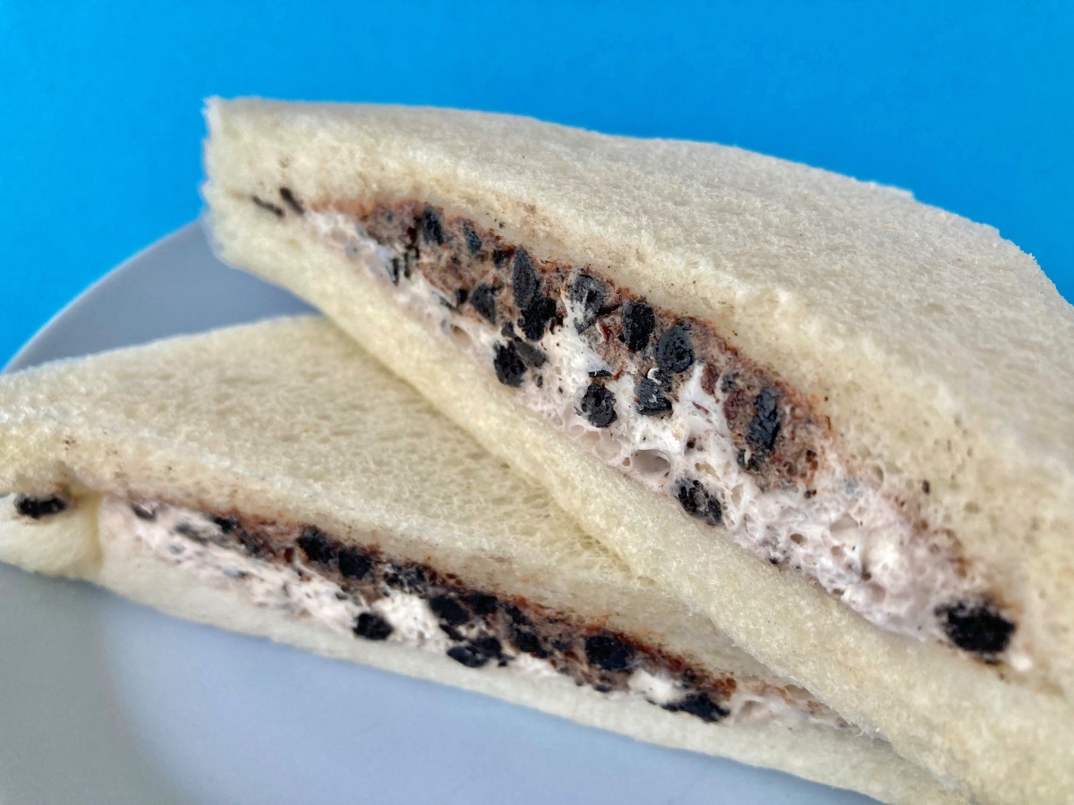 クッキークリームがたっぷりでサクサク!!【ファミマ】パッケージもかわいいサンドイッチ