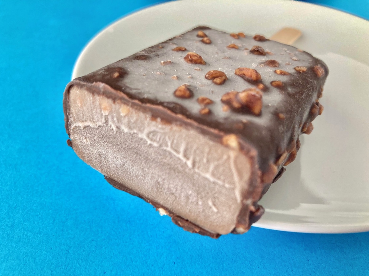 少しお高めだけどリピ確定?【ファミマ限定】マカダミアナッツのチョコアイス