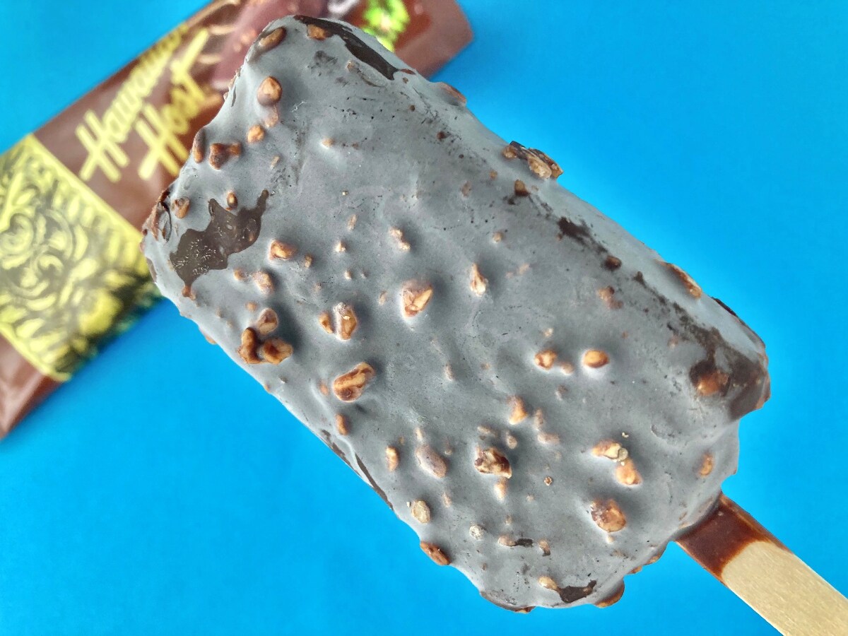 少しお高めだけどリピ確定？【ファミマ限定】マカダミアナッツのチョコアイス