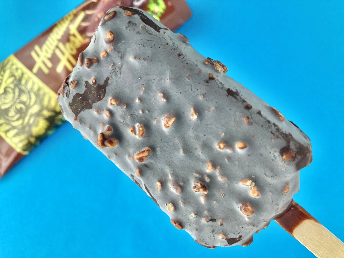 少しお高めだけどリピ確定?【ファミマ限定】マカダミアナッツのチョコアイス