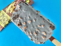 少しお高めだけどリピ確定？【ファミマ限定】マカダミアナッツのチョコアイス