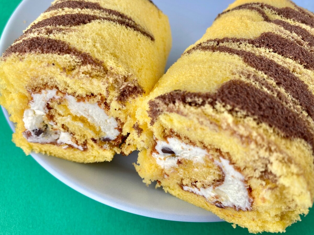 美味しい！！結構売り切れてる？【ファミマ】チャーリー・ブラウン柄のロールケーキ