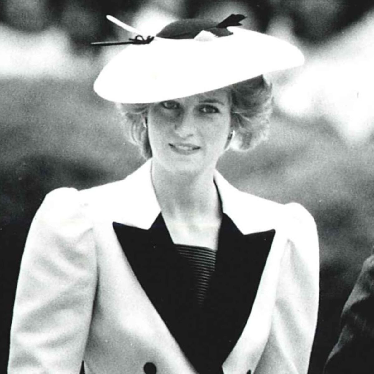 英王室メーガン妃が袋叩きに!ダイアナ元妃「パリの事故死現場」で「下品な振る舞い」敬意は口だけだった