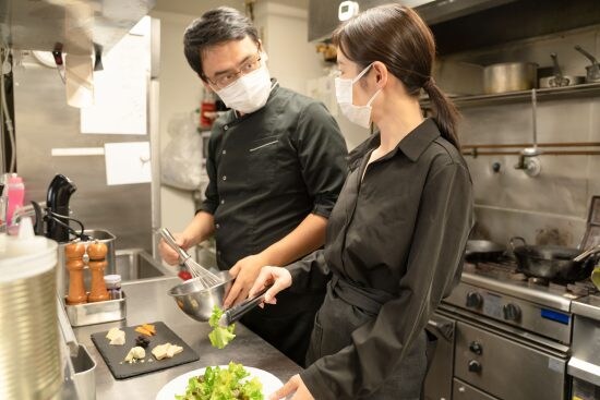 ファミレスに“女子大生バイト目当て”の迷惑客が…撃退した店長が後悔した「まさかの理由」――仰天ニュース特報