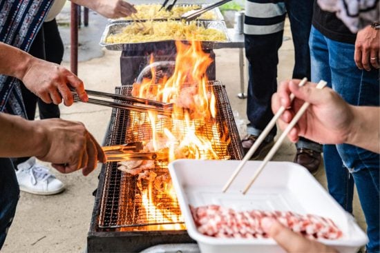 「BBQのゴミ」を不法投棄する友人を注意したら…逆ギレされ、村八分に。怒りに任せて地元県警に密告した結果…