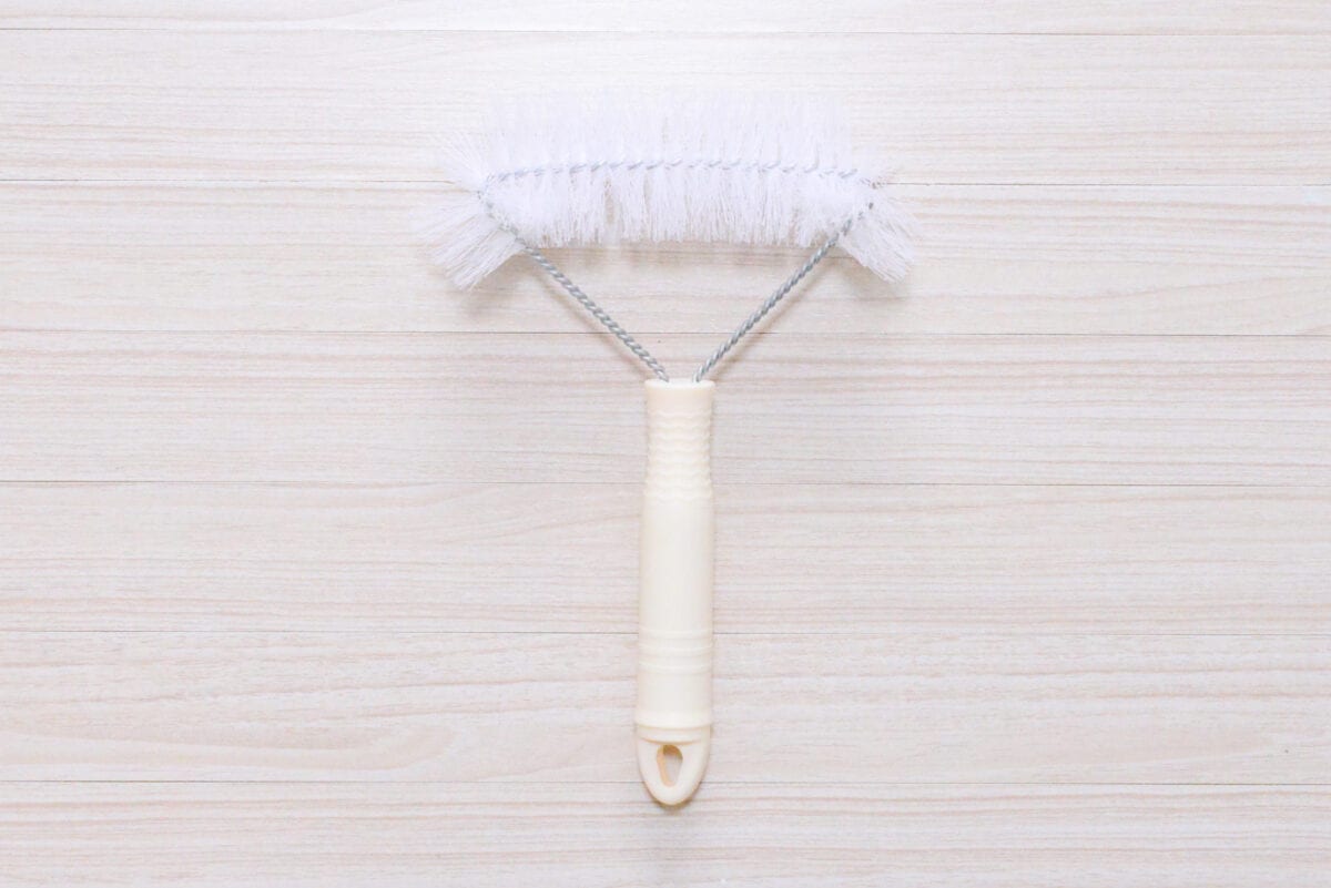 「網戸掃除」は100均にお任せ！セリア・ダイソー・キャンドゥから紹介