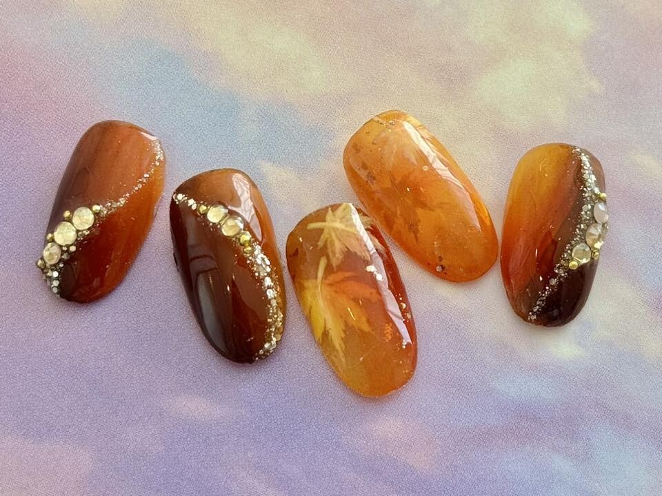 秋に向けたシーン別ネイルデザイン:ネイリストが提案する季節のデザイン