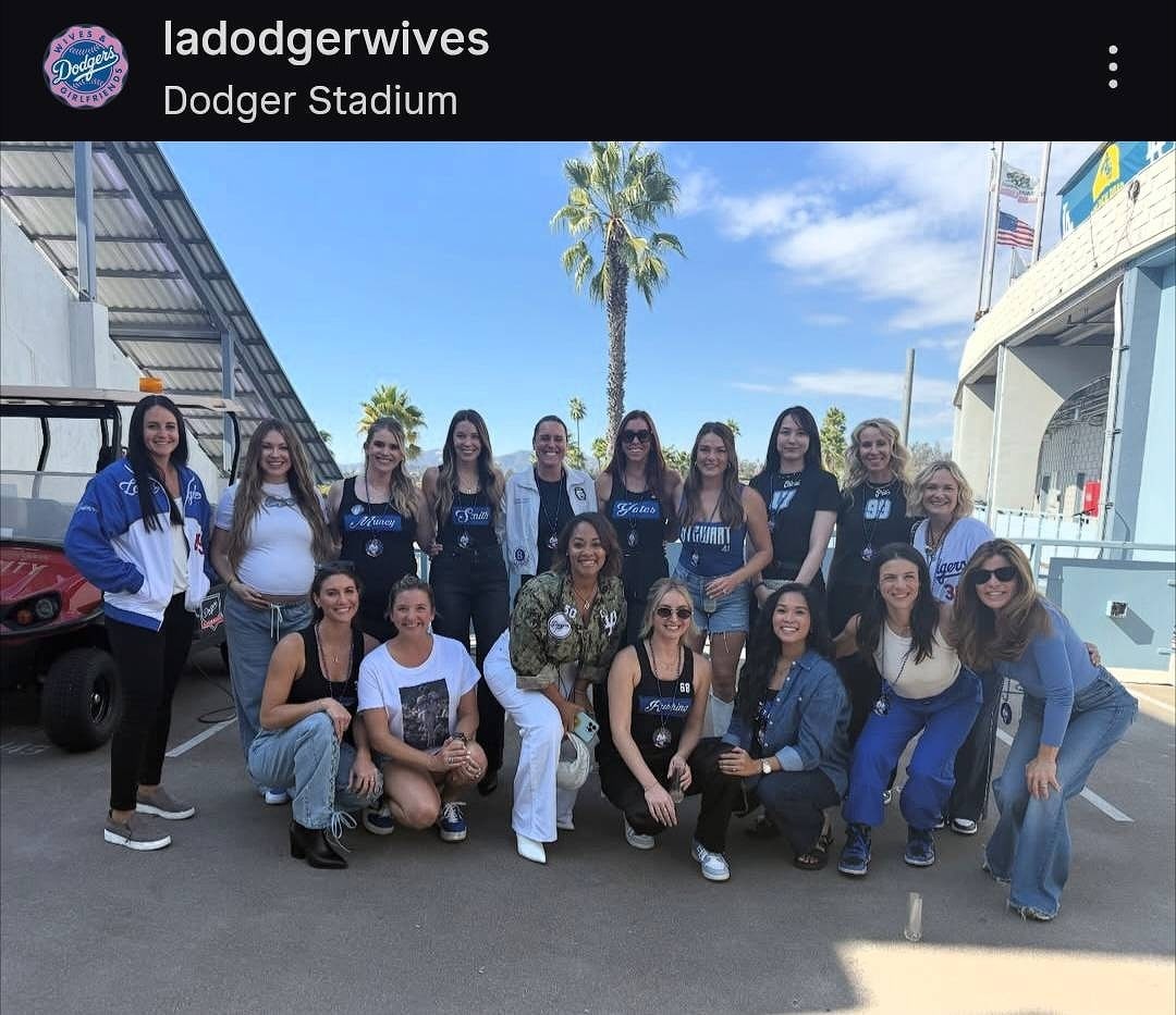 真美子さん「17」入りシャツで声援!? ドジャース奥さま会が地区S突破前に“エール”　ネット歓喜「勝利の女神」「大谷にチカラを与えてくれ！！」