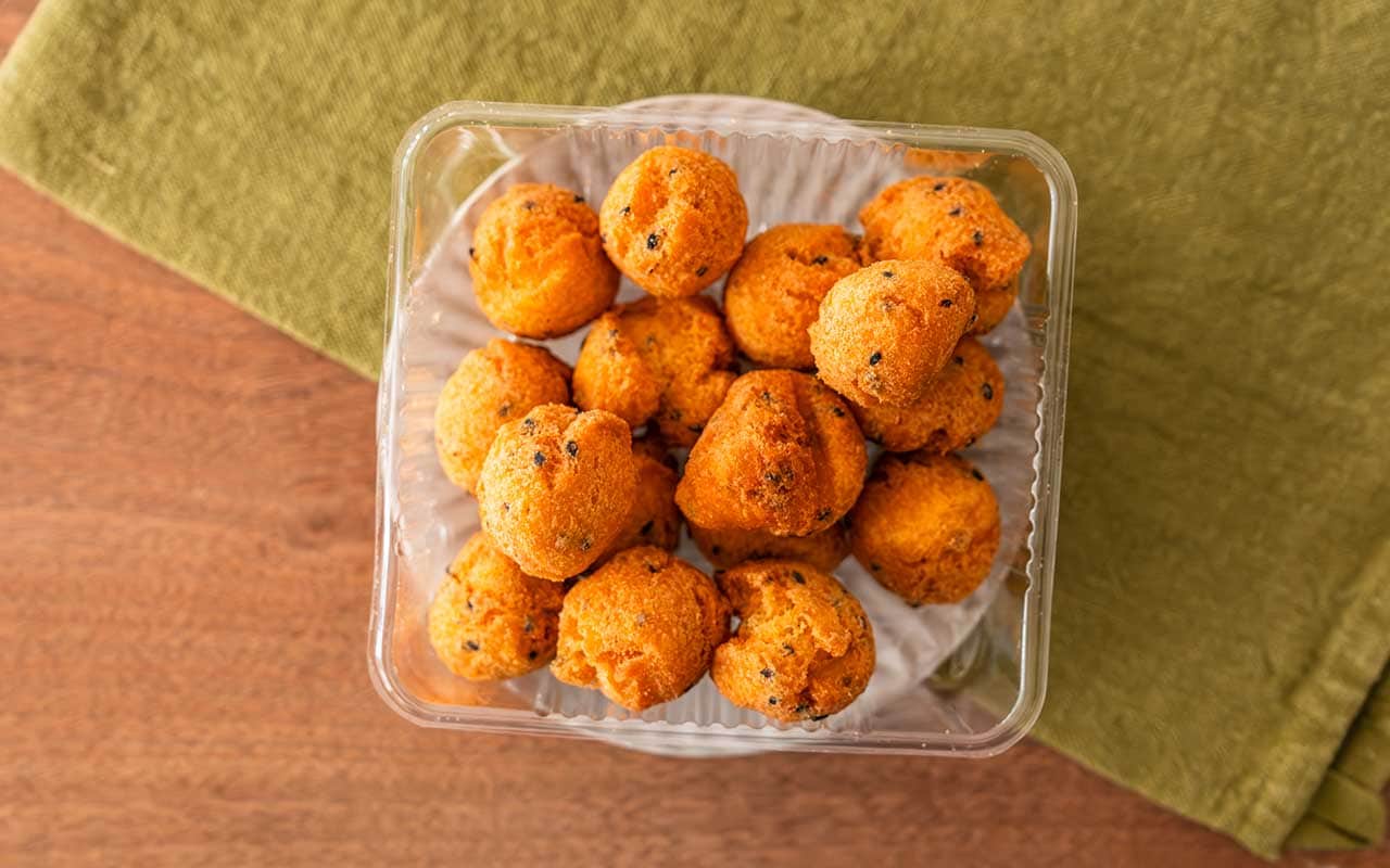 192円で16個入りだと!!セブン新発売の【丸いおやつ】は食べる手が止まらない美味しさに