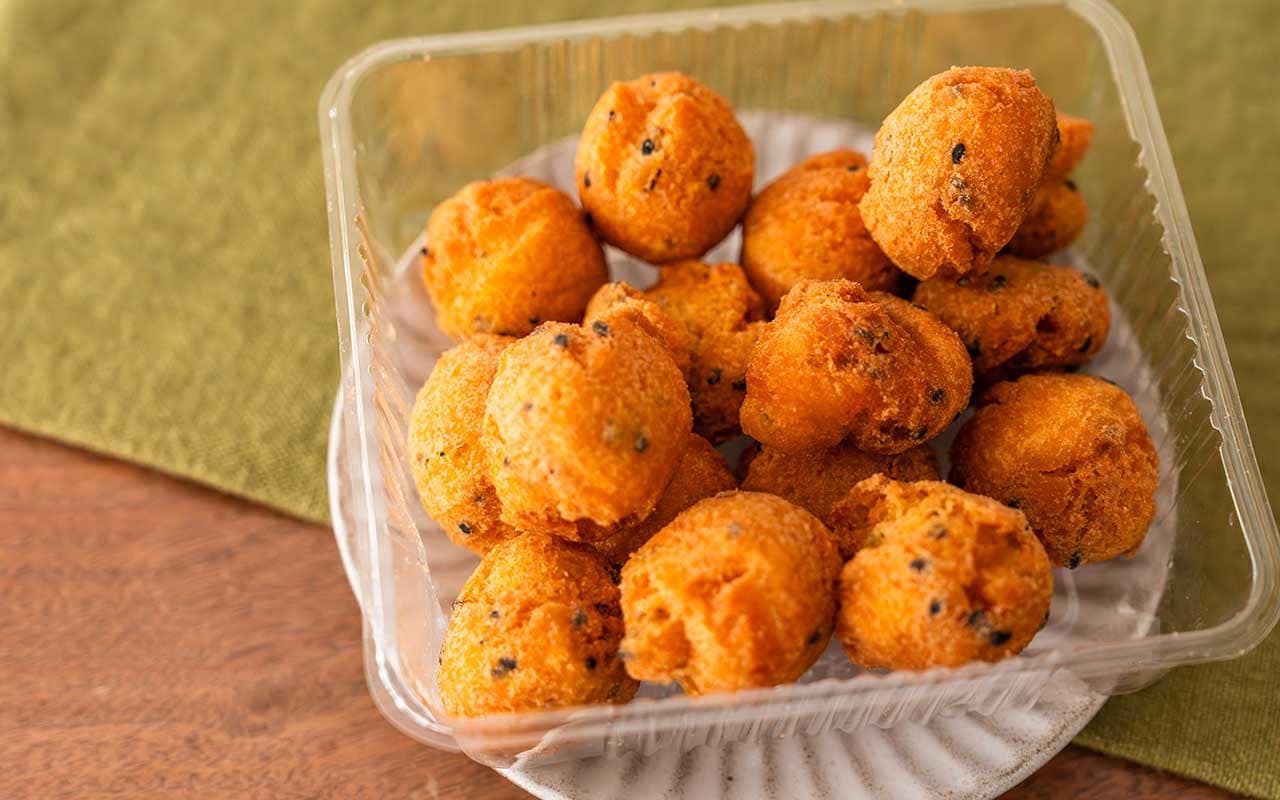 192円で16個入りだと!!セブン新発売の【丸いおやつ】は食べる手が止まらない美味しさに