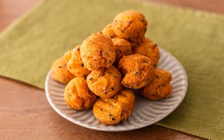 192円で16個入りだと!!セブン新発売の【丸いおやつ】は食べる手が止まらない美味しさに