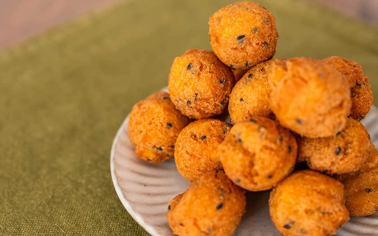 192円で16個入りだと!!セブン新発売の【丸いおやつ】は食べる手が止まらない美味しさに