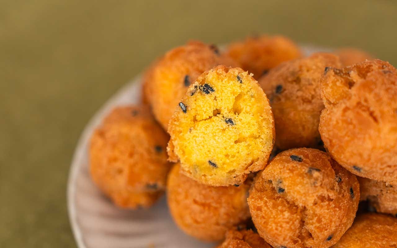 192円で16個入りだと!!セブン新発売の【丸いおやつ】は食べる手が止まらない美味しさに