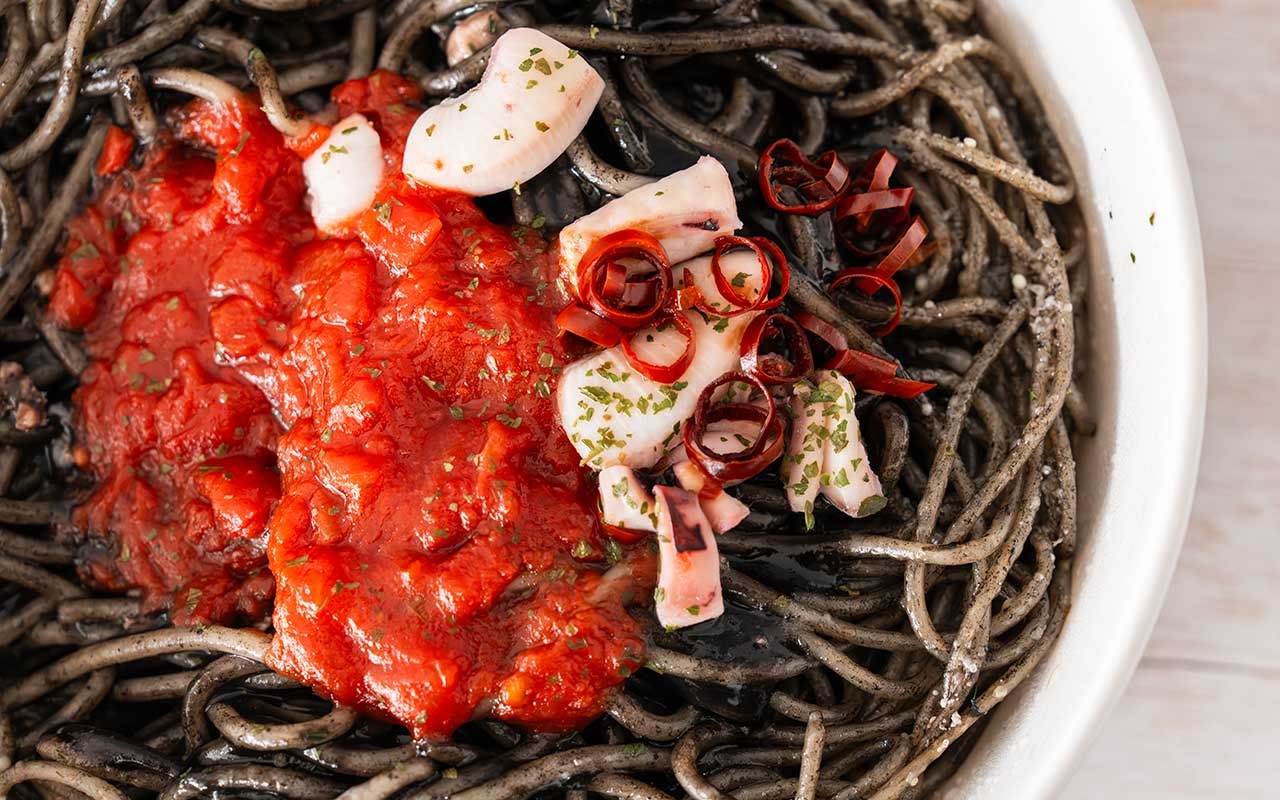 「即買いした」「マジ美味い」【セブン】新商品の黒い麺は毎日食べたくなるおいしさ