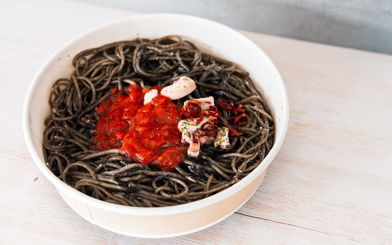 「即買いした」「マジ美味い」【セブン】新商品の黒い麺は毎日食べたくなるおいしさ