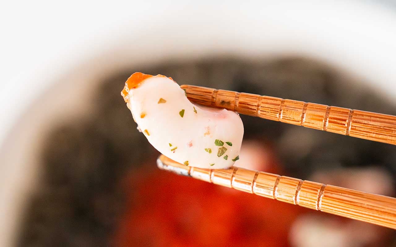 「即買いした」「マジ美味い」【セブン】新商品の黒い麺は毎日食べたくなるおいしさ