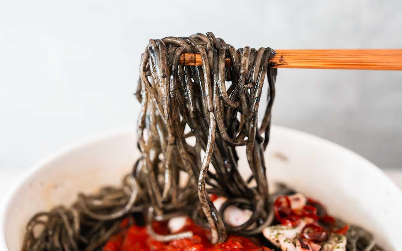 「即買いした」「マジ美味い」【セブン】新商品の黒い麺は毎日食べたくなるおいしさ