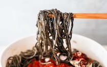 「即買いした」「マジ美味い」【セブン】新商品の黒い麺は毎日食べたくなるおいしさ