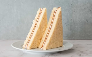 100円台の新商品【セブン】「三角シフォンサンド」の魅力に迫る