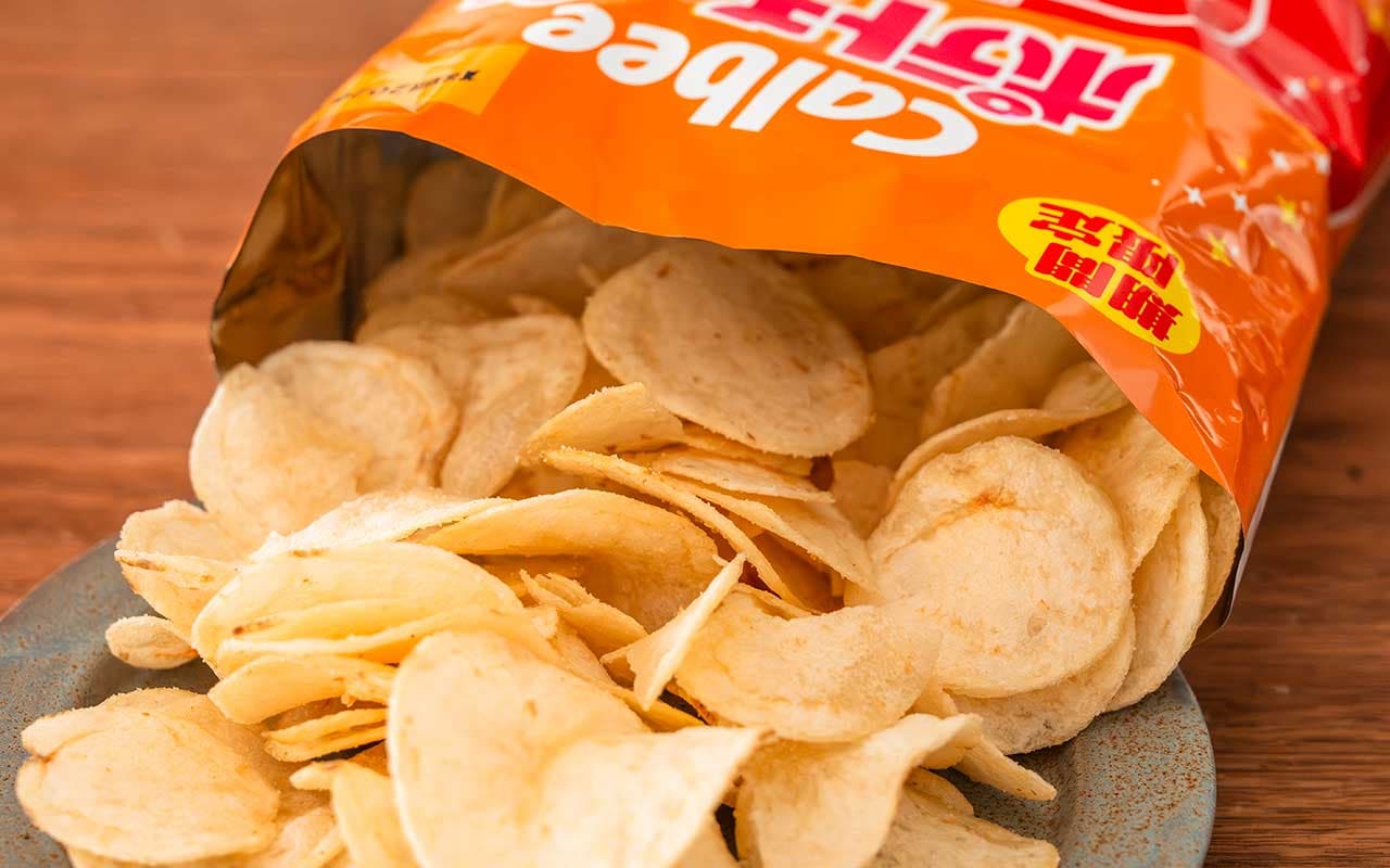 ウマさが約束された味【カルビー】新発売の限定ポテトチップスは一度食べたらやめられない!?