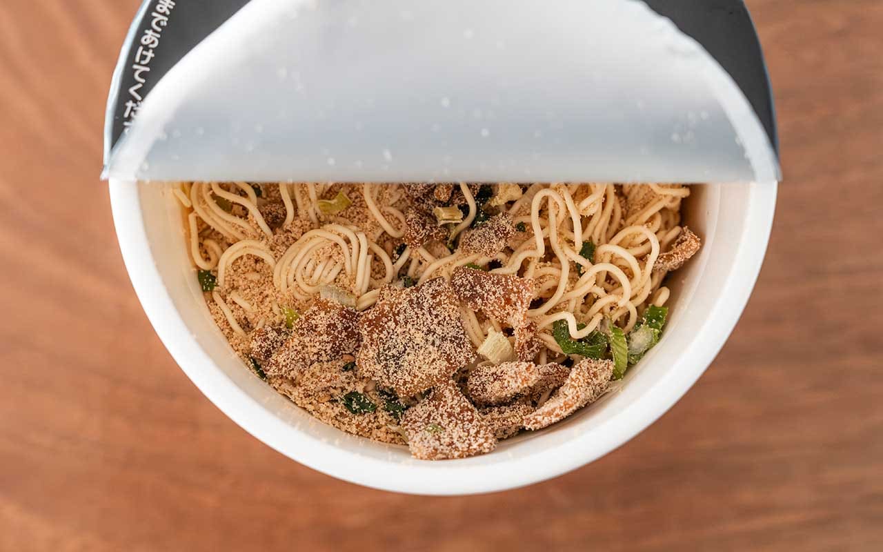 【セブン】にんにく香る至極の一杯、213円でクリーミーなラーメンを堪能できる