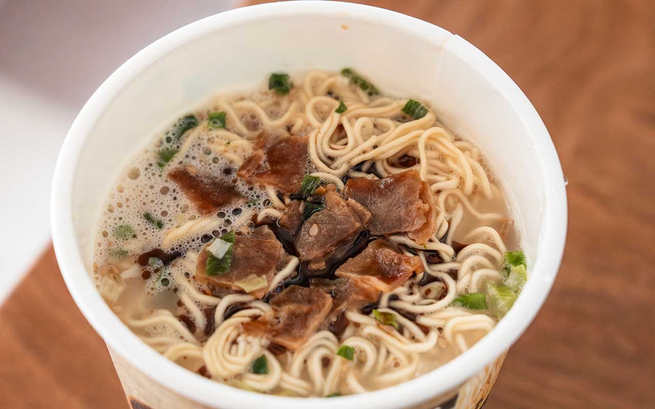 【セブン】にんにく香る至極の一杯、213円でクリーミーなラーメンを堪能できる