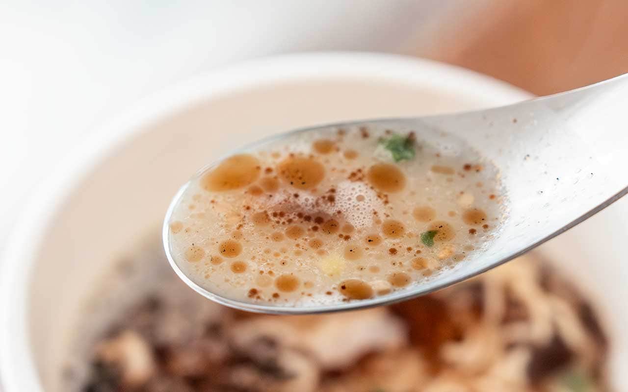 【セブン】にんにく香る至極の一杯、213円でクリーミーなラーメンを堪能できる