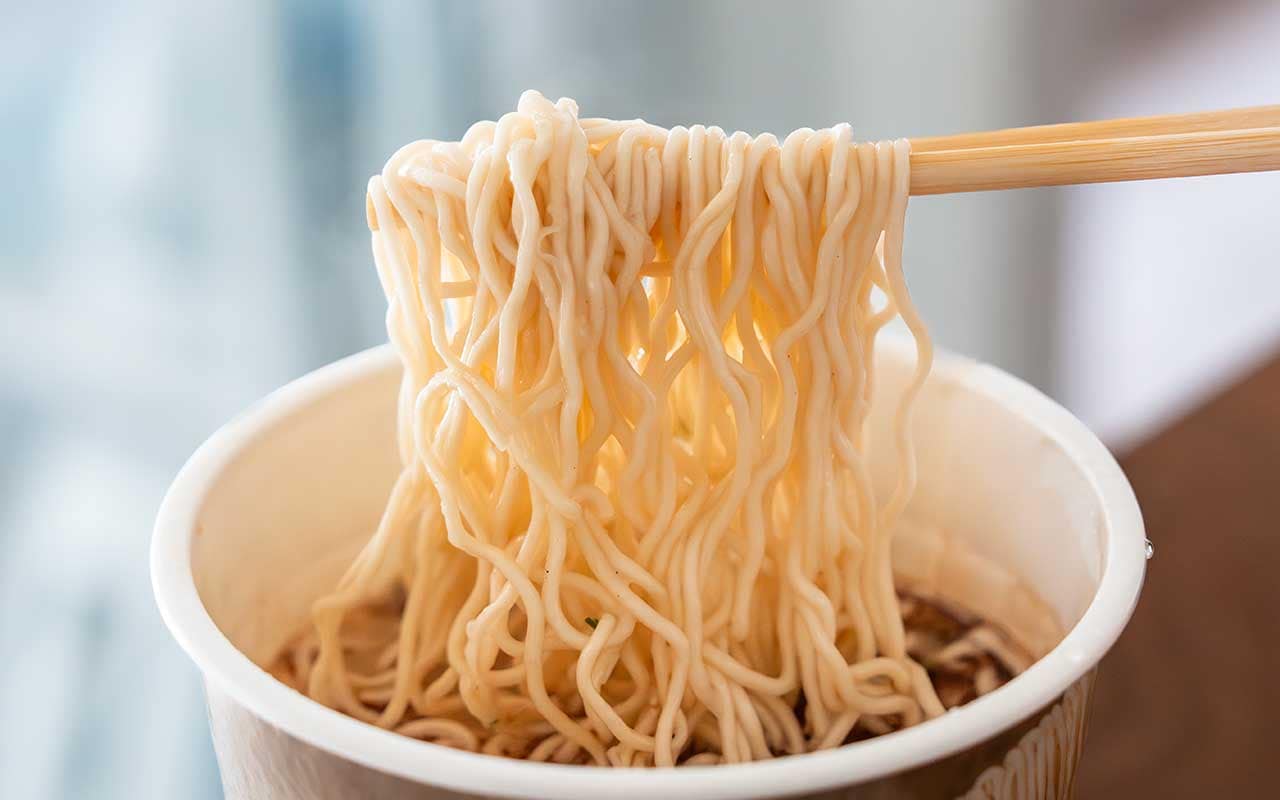 【セブン】にんにく香る至極の一杯、213円でクリーミーなラーメンを堪能できる