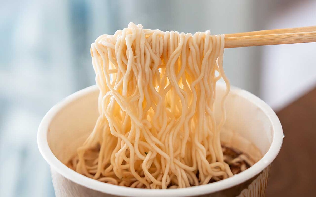 【セブン】にんにく香る至極の一杯、213円でクリーミーなラーメンを堪能できる