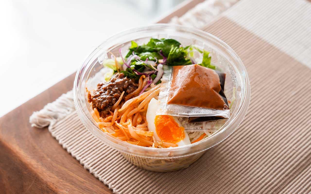 完全に食わず嫌いしてた【セブン】新発売のラーメンがピリ辛で美味い