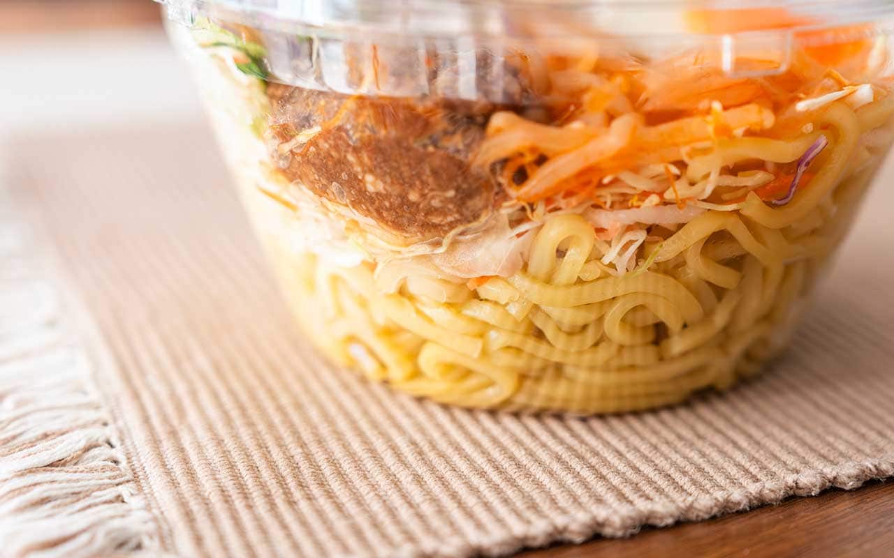 完全に食わず嫌いしてた【セブン】新発売のラーメンがピリ辛で美味い